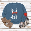 Sweat bleu à col rond avec imprimé lapin blanc et détail de cœur rouge sur la manche - Bleu Imprimé Lapin (Texte Blanc)