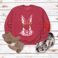 Sweat rouge à col rond avec motif lapin blanc et écussons en forme de cœur sur manches - Rouge Imprimé Lapin (Texte Blanc)