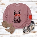 Sweatshirt rose avec imprimé lapin, bottines en daim et écharpe sur bois vintage - Or Rose Imprimé Lapin