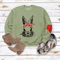Mise à plat de sweat vert motif lapin avec patch cœur rouge sur la manche et bottines - Vert Olive Imprimé Lapin