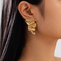 Orecchini a perno dorati minimalisti con design astratto a pieghe irregolari e lucide - Oro (03517)