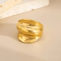Onregelmatige brede golfring in gepolijst goud met een opvallend textuurontwerp - Chunky Onregelmatige Golf Goud (00897)