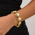 Chique gouden geometrische kralenarmband met hooggepolijste CCB-ballen gedragen door model - 2523 / Gouden Armband