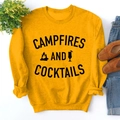 Sweat jaune avec inscription Campfires and Cocktails et graphismes en vue à plat - S / Sweat-shirt Jaune (Police Noire)