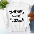 Détail de l'imprimé feux de camp et cocktails sur un sweat-shirt blanc à manches longues - S / Sweat-shirt Blanc (Police Noire)