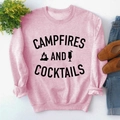 Sweat rose à col rond avec graphisme et texte Campfires and Cocktails imprimé - S / Sweat-shirt Rose (Police Noire)