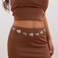 Catena da vita argento con ciondoli a stivale da cowboy e pietre turchesi su modella - Catene da vita geometriche irregolari con turchese K0248