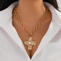 Collana a catena spessa dorata barocca con ciondolo a croce martellata e perle bianche - Oro (06982)