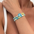 Ensemble de bracelets de plage en perles d'argile bleues et jaunes avec fleur de frangipanier - Style Bleu Jaune Blanc (5935)