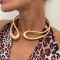Ras de cou doré mat minimaliste avec design asymétrique torsadé à structure ouverte - 01 Collier Rigide Or Mat 6280E3
