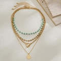 Détail du collier multi-rangs doré bohème avec perles turquoise et fermoir à bascule - Style Multicouche Pierres Turquoise Paillettes Boucle OT (05310)