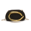 Elegante pochette in raso nero con manico in metallo dorato a C e tracolla a catena - Nero