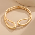 Gargantilla minimalista de doble capa en oro mate con diseño aerodinámico en forma de gota - Oro Mate (06280)
