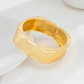 Bracciale rigido dorato lucido a fascia larga con bordi curvi e cerniera a molla - Oro
