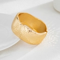 Ampio bracciale rigido dorato con trama martellata e finitura in metallo lucido - Oro (0041)