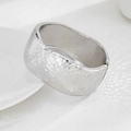 Bracciale rigido largo minimalista con texture martellata argento e chiusura - Argento (0041)