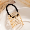 Accesorio de pelo tipo jaula de metal dorado con goma negra en bandeja de cerámica blanca - Jaula Dorada Calada de Varias Capas (0082)