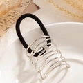 Anneau de cheveux argenté multicouche irrégulier avec élastique noir sur porcelaine - Cage Argentée Ajourée Multicouche (0082)