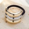 Coletero moderno bicolor dorado y plateado con dije metálico sobre piedra beige - Bicolor Oro Plata Tres Anillos (0114)