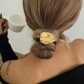 Élastique cheveux feuille dorée avec détails ciselés et strass sur chignon flou - Feuille Dorée en Strass (0131)