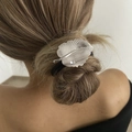Élastique cheveux feuille argentée avec cristal sur un chignon bas élégant de mannequin - Feuille Argentée en Strass (0131)