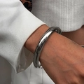 Minimalistischer, klobiger, polierter Silberarmreif mit elegantem Hochglanz-Finish - Poliertes Silber Dünn