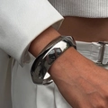 Minimalistischer breiter silberner Metallarmreif mit Hochglanzfinish und Design - Poliertes Silber Breit