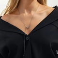 Collar minimalista de plata en forma de Y con cuentas pulidas usado por una modelo - Cadena en Y Decorada con Cuentas (07666) / Plateado
