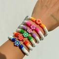 Buntes Set aus sechs mehrlagigen Polymer-Ton-Armbändern mit Blumenperlen für Damen - Sechsfarbiger Blumen-Basisstil