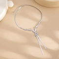 Dettaglio della collana a serpente argentata a Y con eleganti nappe e chiusura a moschettone - Argento (07087)