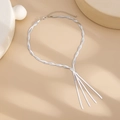 Dettaglio della collana multi-filo a spina di pesce argento con nappe metalliche - Argento (07088)