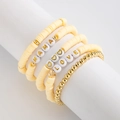 Detail van Boheemse stapelbare armbanden met gele Heishi-kralen en gouden accenten - Crème Goud MAMA & LOVE Vijfdelige Set (06034)