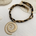 Detailansicht goldener Spiralanhänger an Leoparden-Stoffband mit Karabinerverschluss - Goldene Spiralmodell (07099)