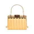 Elegante pochette in metallo dorato con trama ondulata, manico e tracolla a catena - Righe Verticali Oro