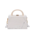 Weiße Acryl-Clutch mit Marmormuster, dicker Kette und goldenem Verschluss für Damen - Weiß