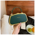 Borsa geometrica verde scuro con cornice dorata e tracolla a catena rimovibile - Verde Scuro