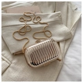 Gedetailleerd close-up van de stijlvolle metallisch geplooide box clutch handtas. - Golf Stijl / Rechthoek / Rechthoek Goud