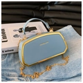 Borsa a scatola azzurra con cornice dorata, tracolla a catena e manico chic - Celeste