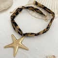 Choker-Halskette aus Leopardenstoff mit strukturiertem goldenem Seestern-Anhänger und Verschluss - Goldene Seesternmodell (07102)
