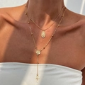 Collier double rang doré avec pendentif croix et Marie porté par un mannequin - Or (6108)