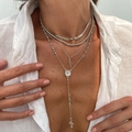Dettaglio di collane a strati in argento con ciondoli a croce e medaglia su modella - Set di collane a 3 strati con ciondolo a croce / Argento (6109-7.5)