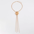 Elegante collar de flor dorada con perla blanca y borlas metálicas colgantes - Dorado