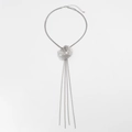 Elegante collar de flor plateada con perla central y colgante de borlas metálicas - Plateado