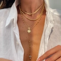 Collana a strati dorata con ciondoli a croce e medaglione su abito di lino - Set di collane a 3 strati con ciondolo a croce / Oro (06109-7.5)