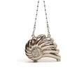 Mini schelpvormige metalen crossbodytas met glanzende zilveren afwerking en parelketting - Zilver
