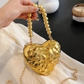 Schicke goldene herzförmige Metalltasche mit Flüssigtextur und Perlen-Schulterkette - Mit Griffstil / Gold