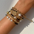 Set de 6 bracelets dorés avec perles et médaille de Saint Benoît portés par une femme - Ensemble de 6 Pièces Perle Pièce d'Or (06145)