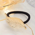 Elastico per capelli nero con ciondolo a foglia in metallo dorato per coda di cavallo - Stile Foglia d'Oro (0060)