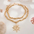 Goldene zweilagige Halskette mit Sonnenanhänger, unregelmäßigen Perlen und Hammerschlag-Optik - Sonnen-Spiral-Anhänger Doppelschicht-Stapelstil (06171) / Gold