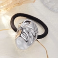 Élastique à cheveux noir minimaliste avec pièce en métal argenté poli style liquide - Style Fluide de Lave Argent (0095)